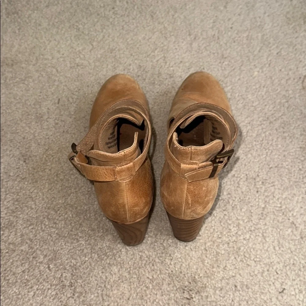 Free People Stylish Beige Clogs